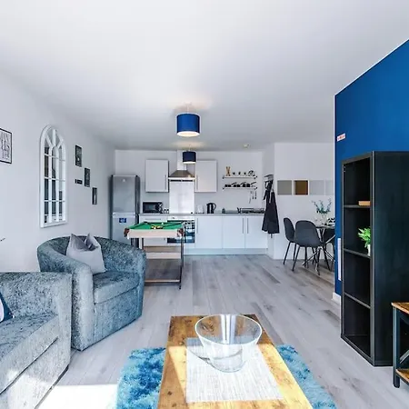 Free Parking, Pool Table, Sleeps 6, Stylish 2bed, Salford Apartment *