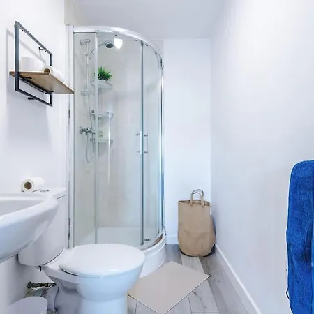 Apartment Free Parking, Pool Table, Sleeps 6, Stylish 2bed, Salford