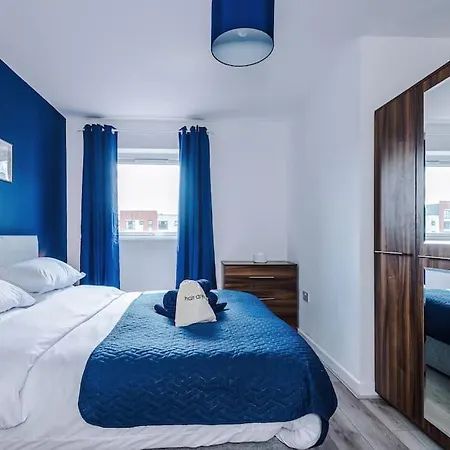 Free Parking, Pool Table, Sleeps 6, Stylish 2bed, Salford Apartment *