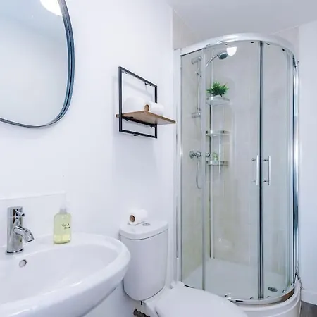 Free Parking, Pool Table, Sleeps 6, Stylish 2bed, Salford Manchester