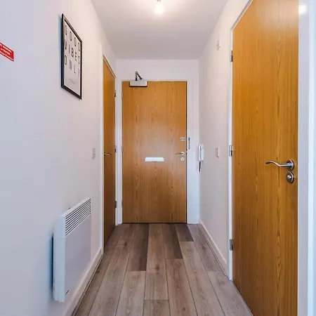 Free Parking, Pool Table, Sleeps 6, Stylish 2bed, Salford Apartment Manchester