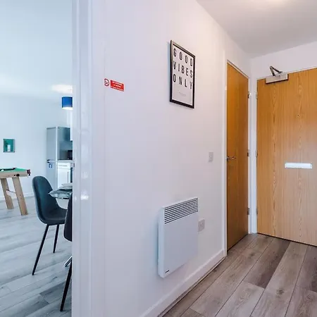 Free Parking, Pool Table, Sleeps 6, Stylish 2bed, Salford