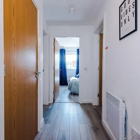 Free Parking, Pool Table, Sleeps 6, Stylish 2bed, Salford Apartment Manchester