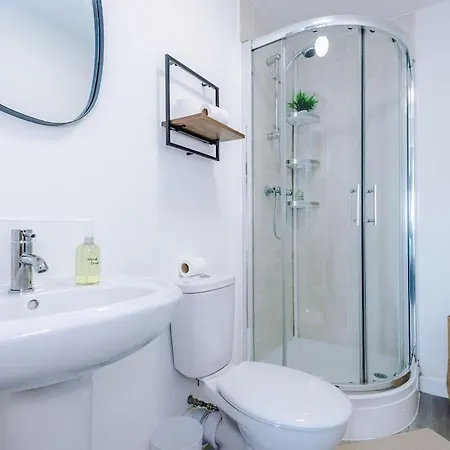 Free Parking, Pool Table, Sleeps 6, Stylish 2bed, Salford Apartment