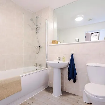 Apartment Free Parking, Pool Table, Sleeps 6, Stylish 2bed, Salford *