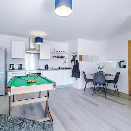 Free Parking, Pool Table, Sleeps 6, Stylish 2bed, Salford *