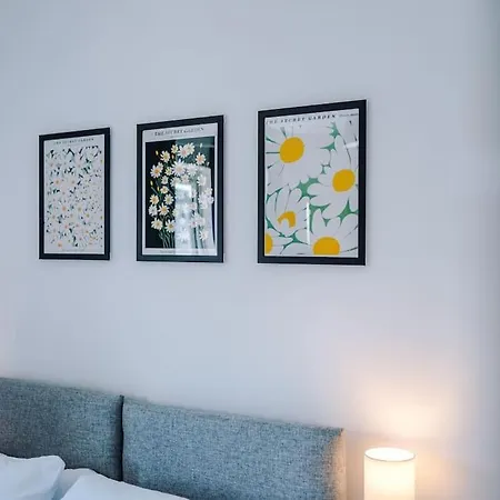 Free Parking, Pool Table, Sleeps 6, Stylish 2bed, Salford