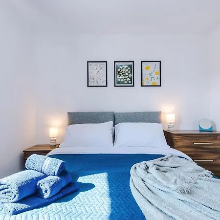 Free Parking, Pool Table, Sleeps 6, Stylish 2bed, Salford Apartment