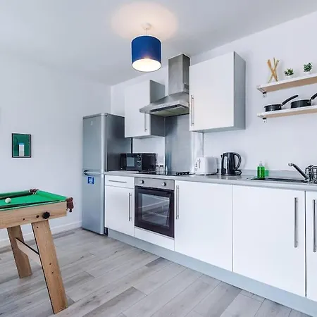 Free Parking, Pool Table, Sleeps 6, Stylish 2bed, Salford Apartment *