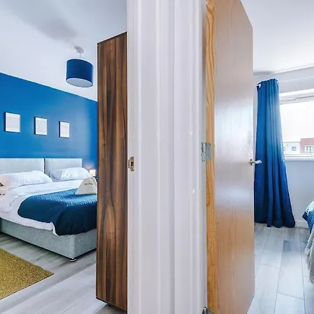 Free Parking, Pool Table, Sleeps 6, Stylish 2bed, Salford