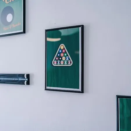 Free Parking, Pool Table, Sleeps 6, Stylish 2bed, Salford Manchester