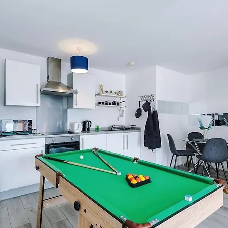 Apartment Free Parking, Pool Table, Sleeps 6, Stylish 2bed, Salford Manchester