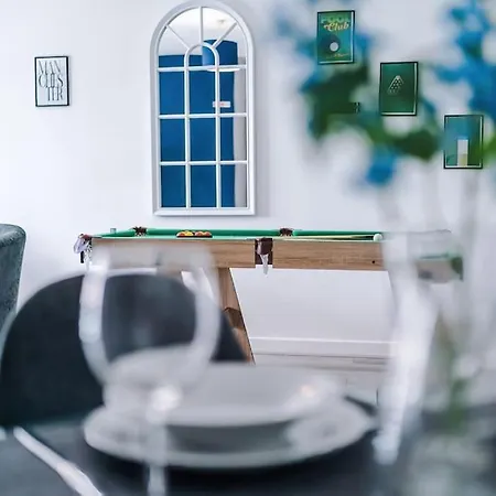 Free Parking, Pool Table, Sleeps 6, Stylish 2bed, Salford Apartment