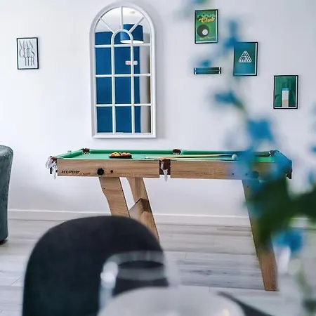 Free Parking, Pool Table, Sleeps 6, Stylish 2bed, Salford *