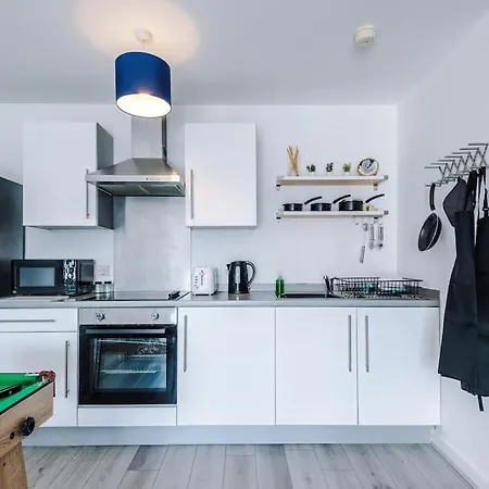 Free Parking, Pool Table, Sleeps 6, Stylish 2bed, Salford