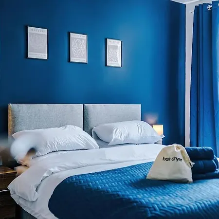 Free Parking, Pool Table, Sleeps 6, Stylish 2bed, Salford * Manchester