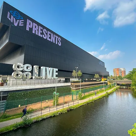 Entire Modern & Spacious 3bdr In Right Next To Coop Live & Ethiad