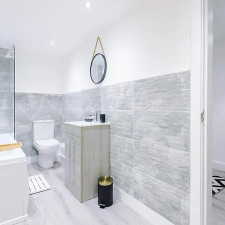 Brand New 1 & 2 Bed Flats Next To Eccles Station Manchester