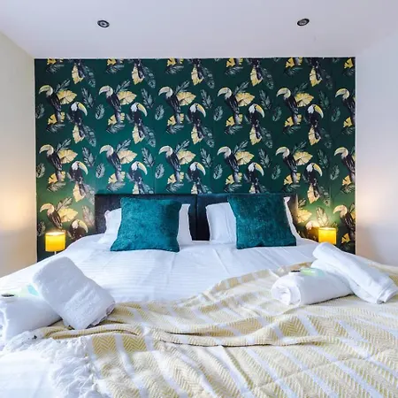 Brand New 1 & 2 Bed Flats Next To Eccles Station Appartement