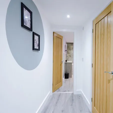 Brand New 1 & 2 Bed Flats Next To Eccles Station Appartement