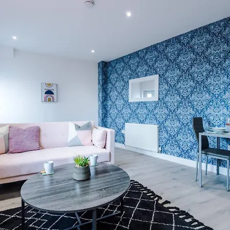 Apartment Brand New 1 & 2 Bed Flats Next To Eccles Station Manchester