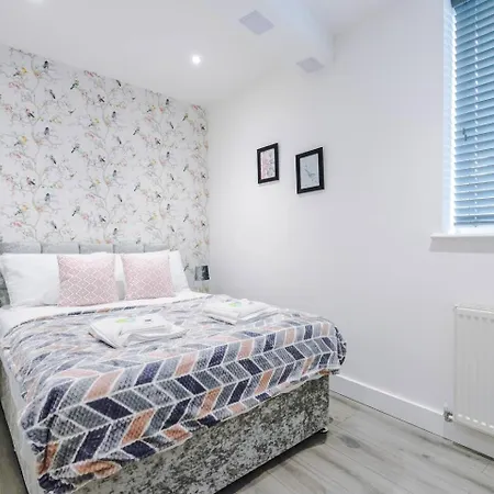 Brand New 1 & 2 Bed Flats Next To Eccles Station * Manchester