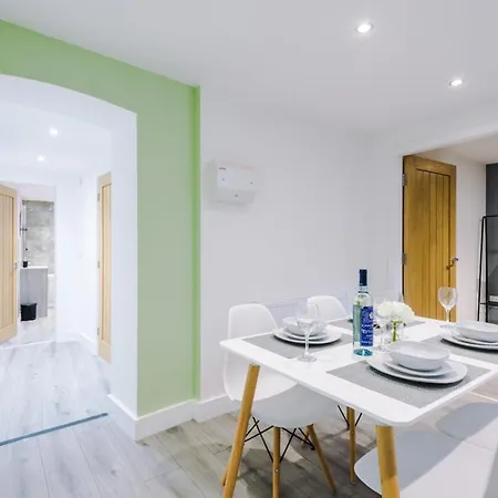 Brand New 1 & 2 Bed Flats Next To Eccles Station Manchester