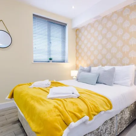 Brand New 1 & 2 Bed Flats Next To Eccles Station * Manchester