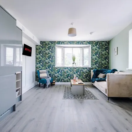 Brand New 1 & 2 Bed Flats Next To Eccles Station Appartement *