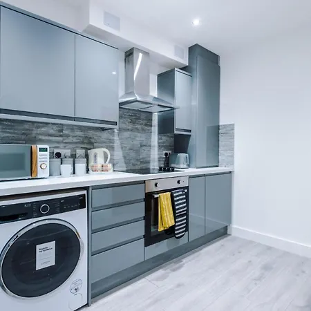 Brand New 1 & 2 Bed Flats Next To Eccles Station Appartement