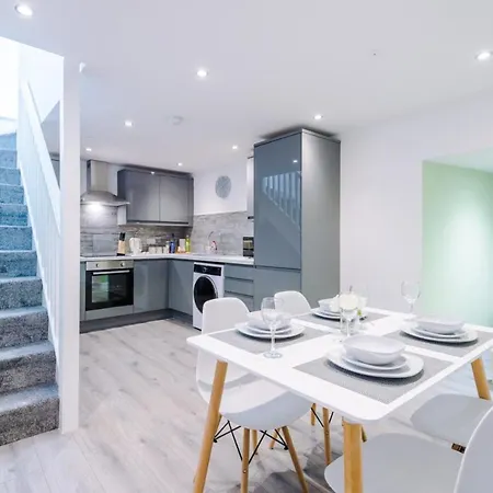 Brand New 1 & 2 Bed Flats Next To Eccles Station
