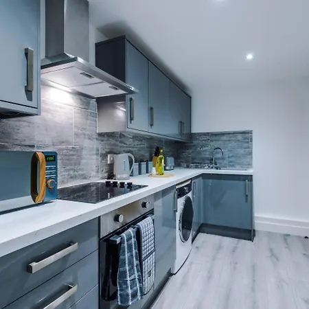 Brand New 1 & 2 Bed Flats Next To Eccles Station Appartement *
