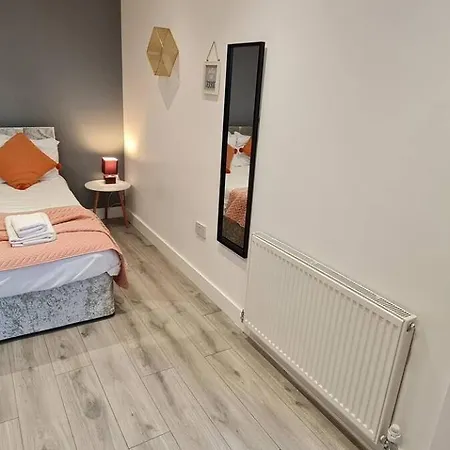 Brand New 1 & 2 Bed Flats Next To Eccles Station Apartmán *