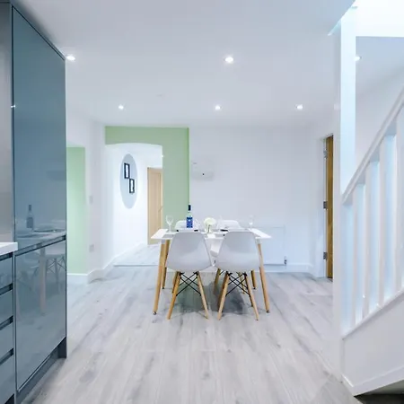 Apartment Brand New 1 & 2 Bed Flats Next To Eccles Station *