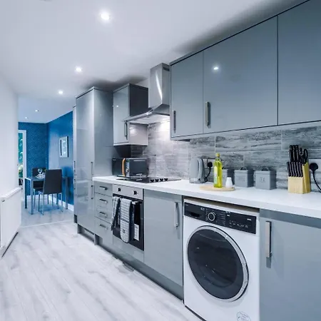 Brand New 1 & 2 Bed Flats Next To Eccles Station * Manchester