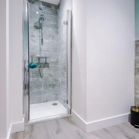 Brand New 1 & 2 Bed Flats Next To Eccles Station Appartement *