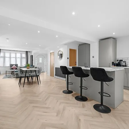 펜션 Entire Modern & Spacious 3bdr In Right Next To Coop Live & Ethiad