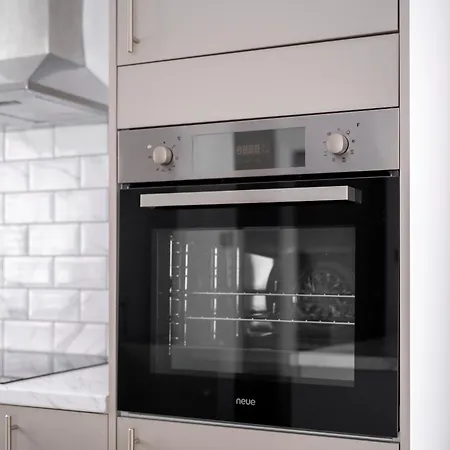 Entire Modern & Spacious 3bdr In Right Next To Coop Live & Ethiad Semesterbostad *