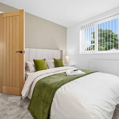 Entire Modern & Spacious 3bdr In Right Next To Coop Live & Ethiad Semesterbostad *