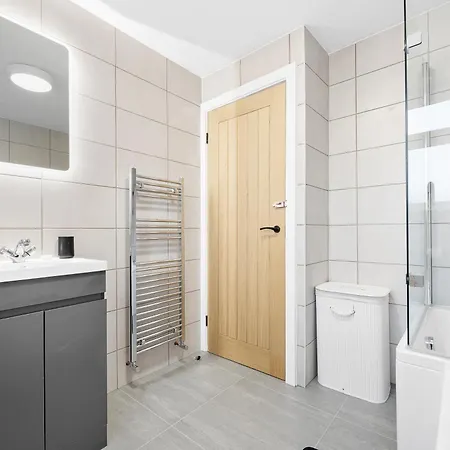 Entire Modern & Spacious 3bdr In Right Next To Coop Live & Ethiad بيت للعطل مانشستر