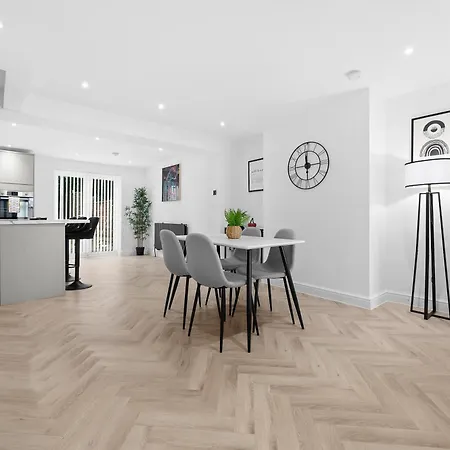 Entire Modern & Spacious 3bdr In Right Next To Coop Live & Ethiad Semesterbostad *