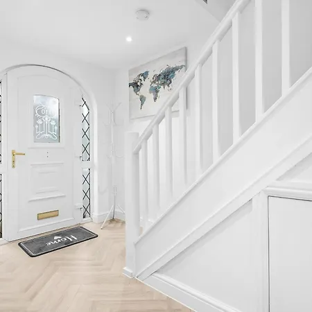 Entire Modern & Spacious 3bdr In Right Next To Coop Live & Ethiad Manchester