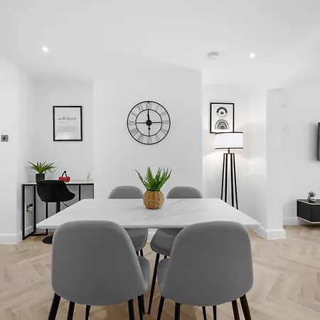 Entire Modern & Spacious 3bdr In Right Next To Coop Live & Ethiad *