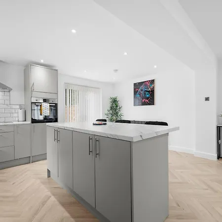 Entire Modern & Spacious 3bdr In Right Next To Coop Live & Ethiad