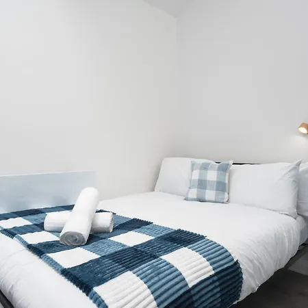 Santorini Blues By Cefas - Free Parking - - Near Airport Holiday home Manchester