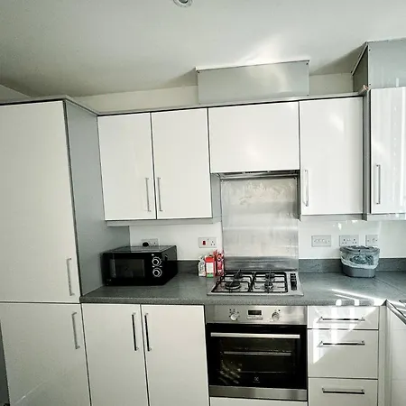 Spacious 3 Bed With Complimentary Parking Apartment Manchester