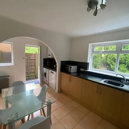 Cosy 4br In Prestwich With Free Parking Nyaraló *