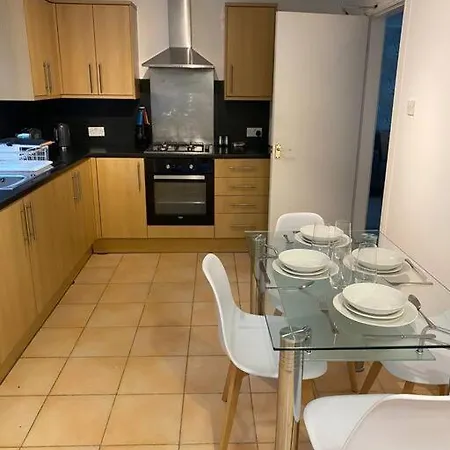 Cosy 4br In Prestwich With Free Parking *