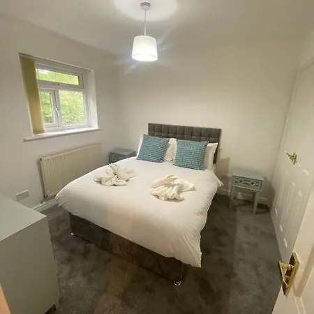 Cosy 4br In Prestwich With Free Parking