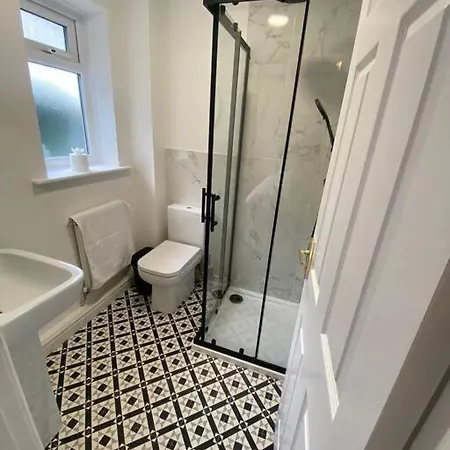 Cosy 4br In Prestwich With Free Parking Nyaraló